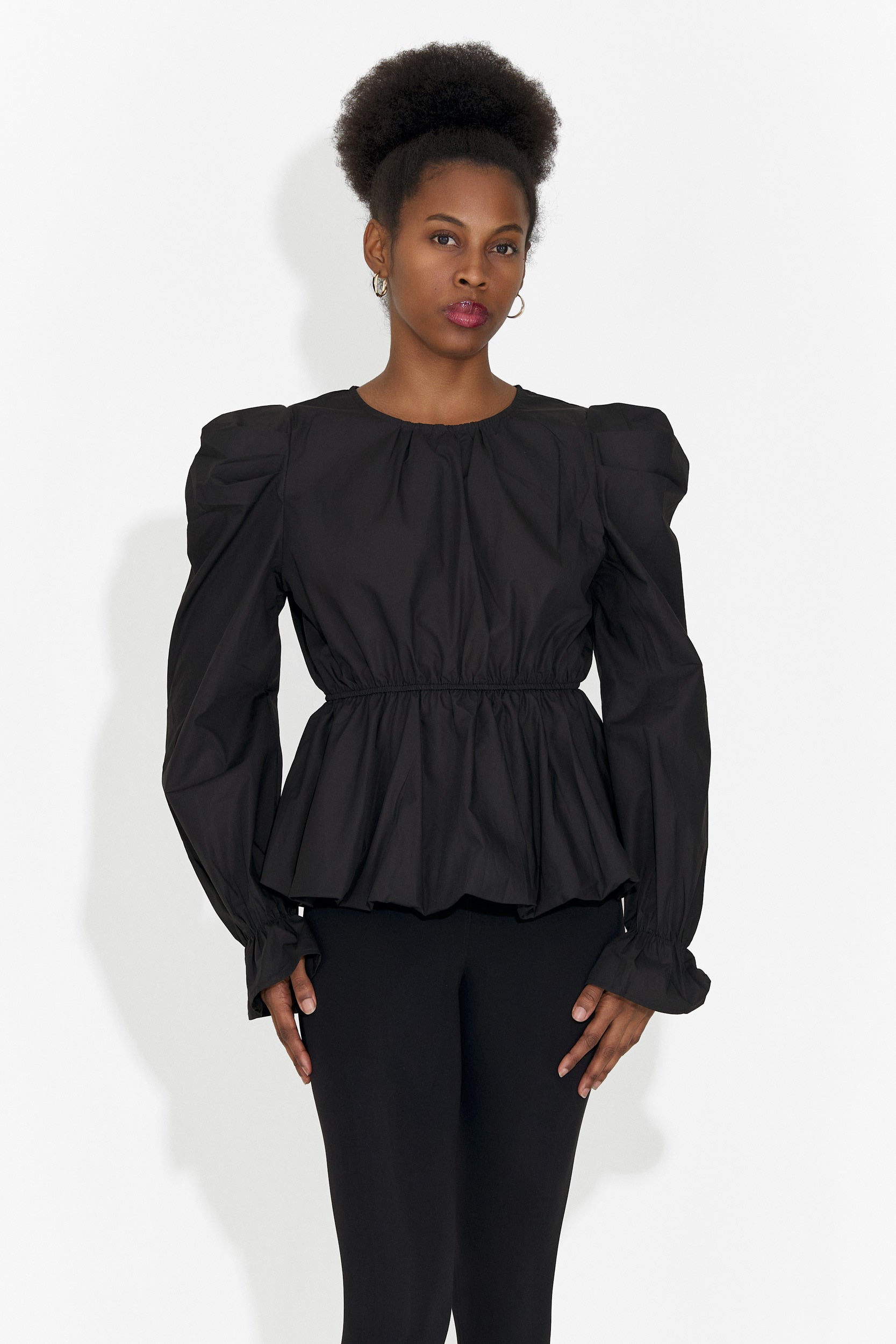 Elegante Camicetta Nera da Donna di Lindalia Bogas