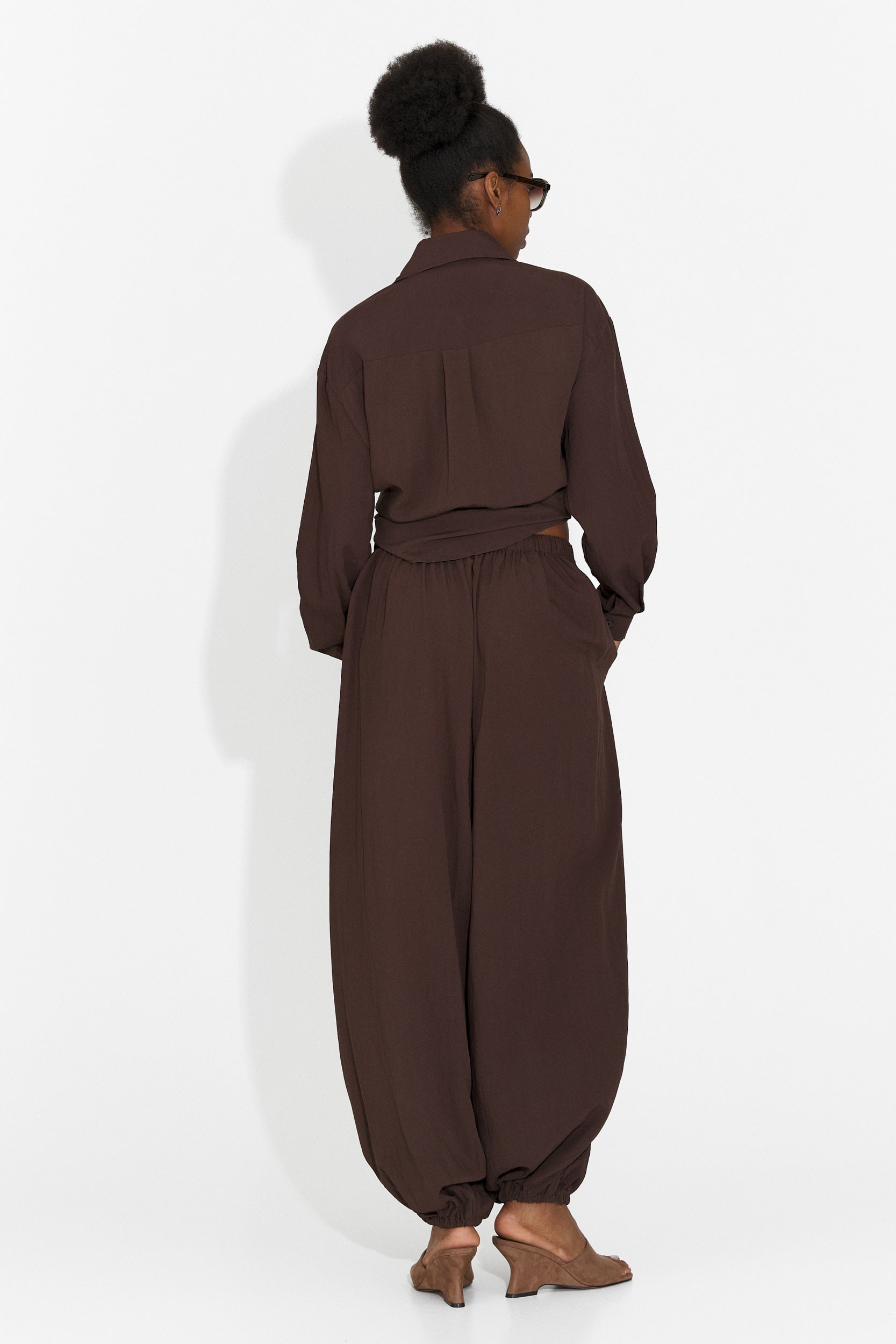 Tailleur da donna Kadea Bogas con pantaloni marroni