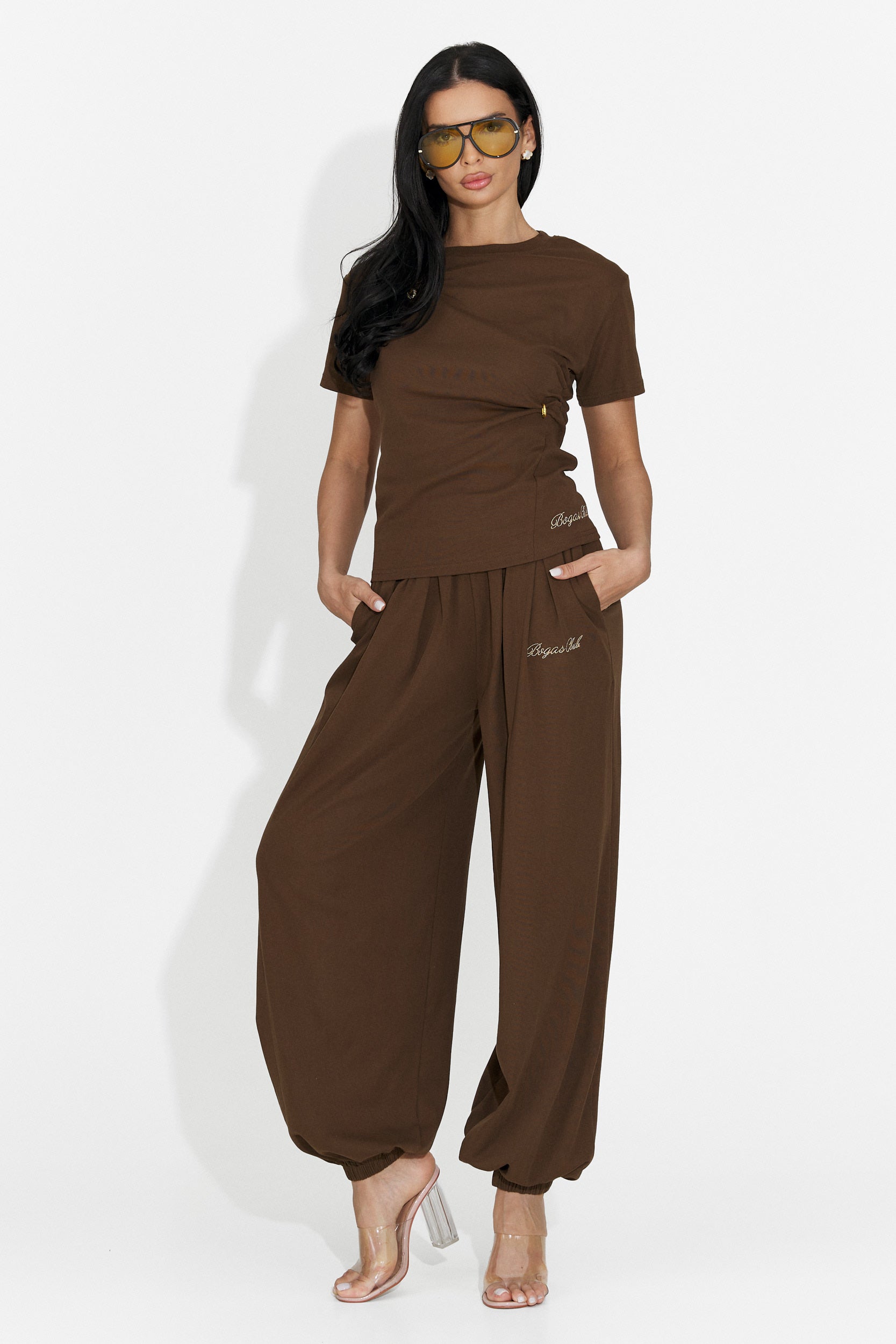Tailleur da donna di Leah Bogas con pantaloni marroni