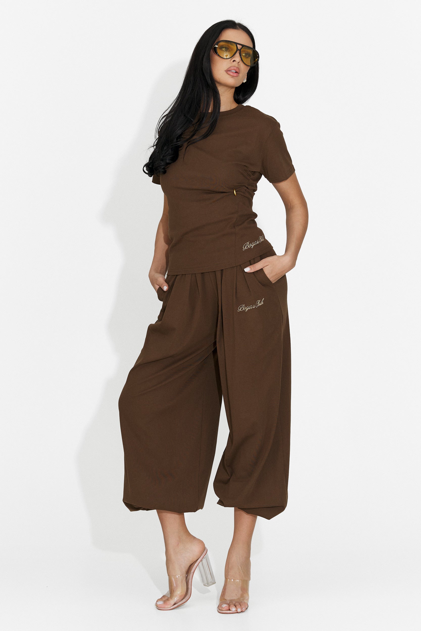Tailleur da donna di Leah Bogas con pantaloni marroni