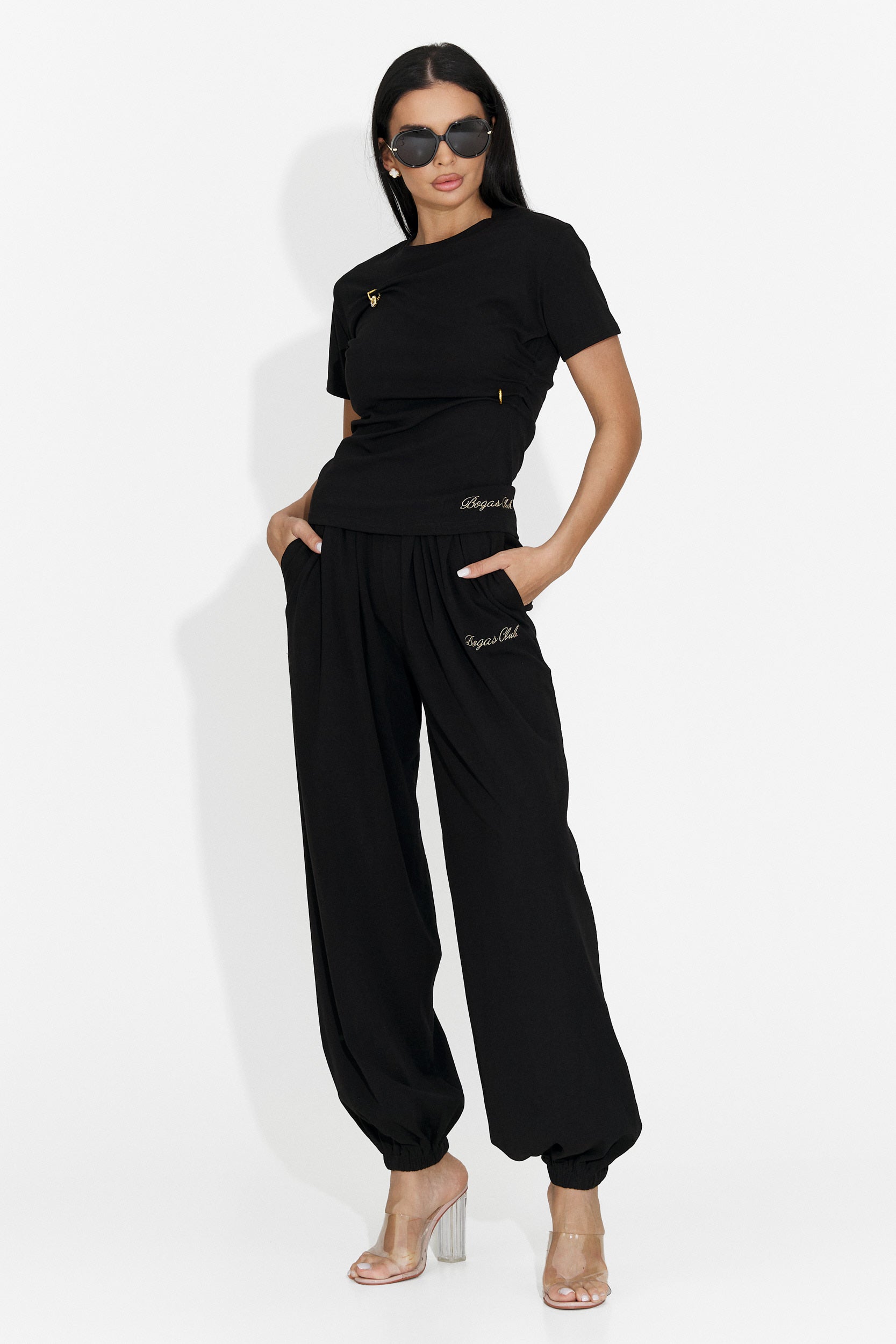 Tailleur da donna di Leah Bogas con pantaloni neri