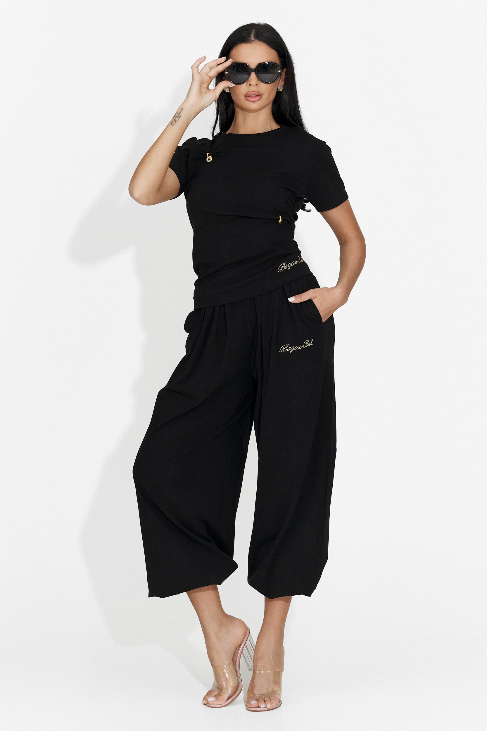 Tailleur da donna di Leah Bogas con pantaloni neri