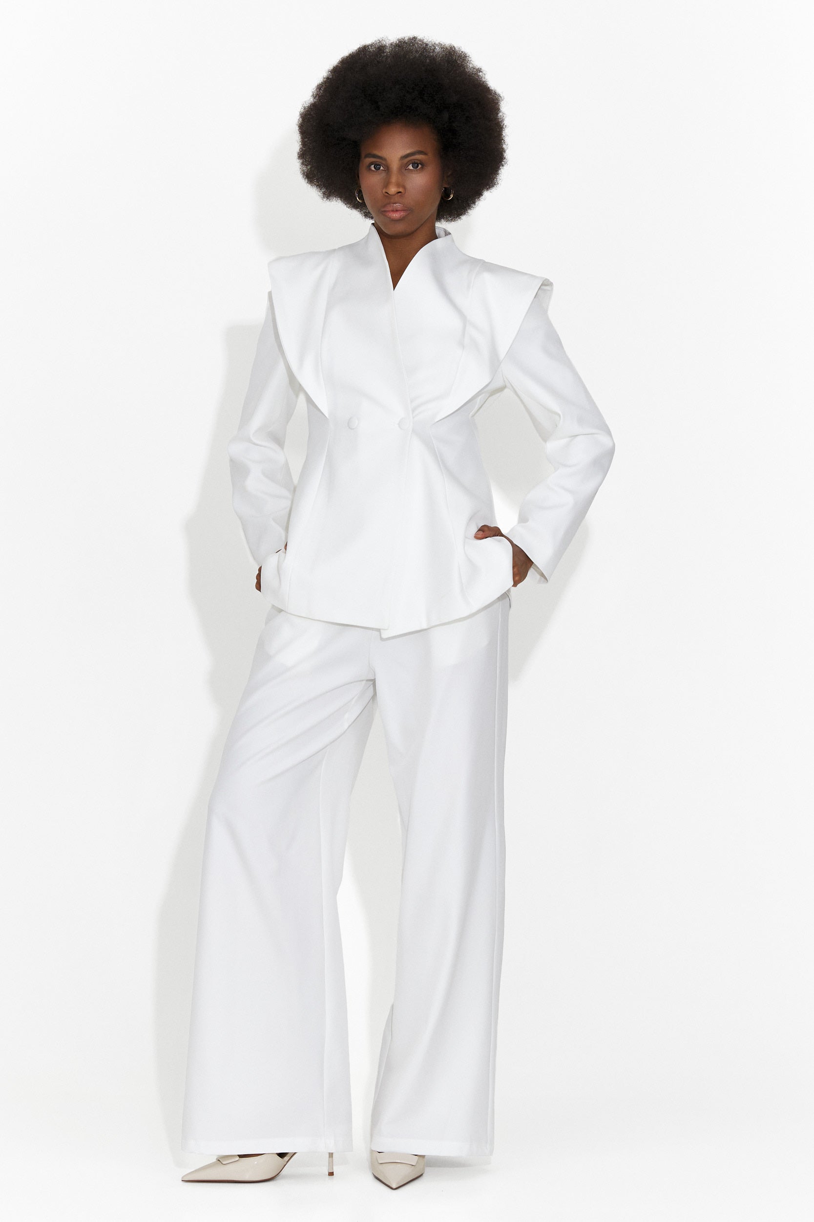 Elegante Completo Bianco da Donna di Latefa Bogas