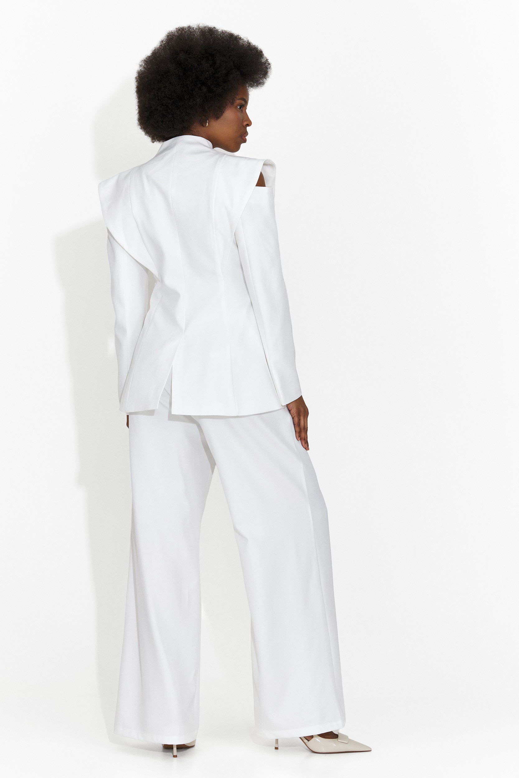 Elegante Completo Bianco da Donna di Latefa Bogas