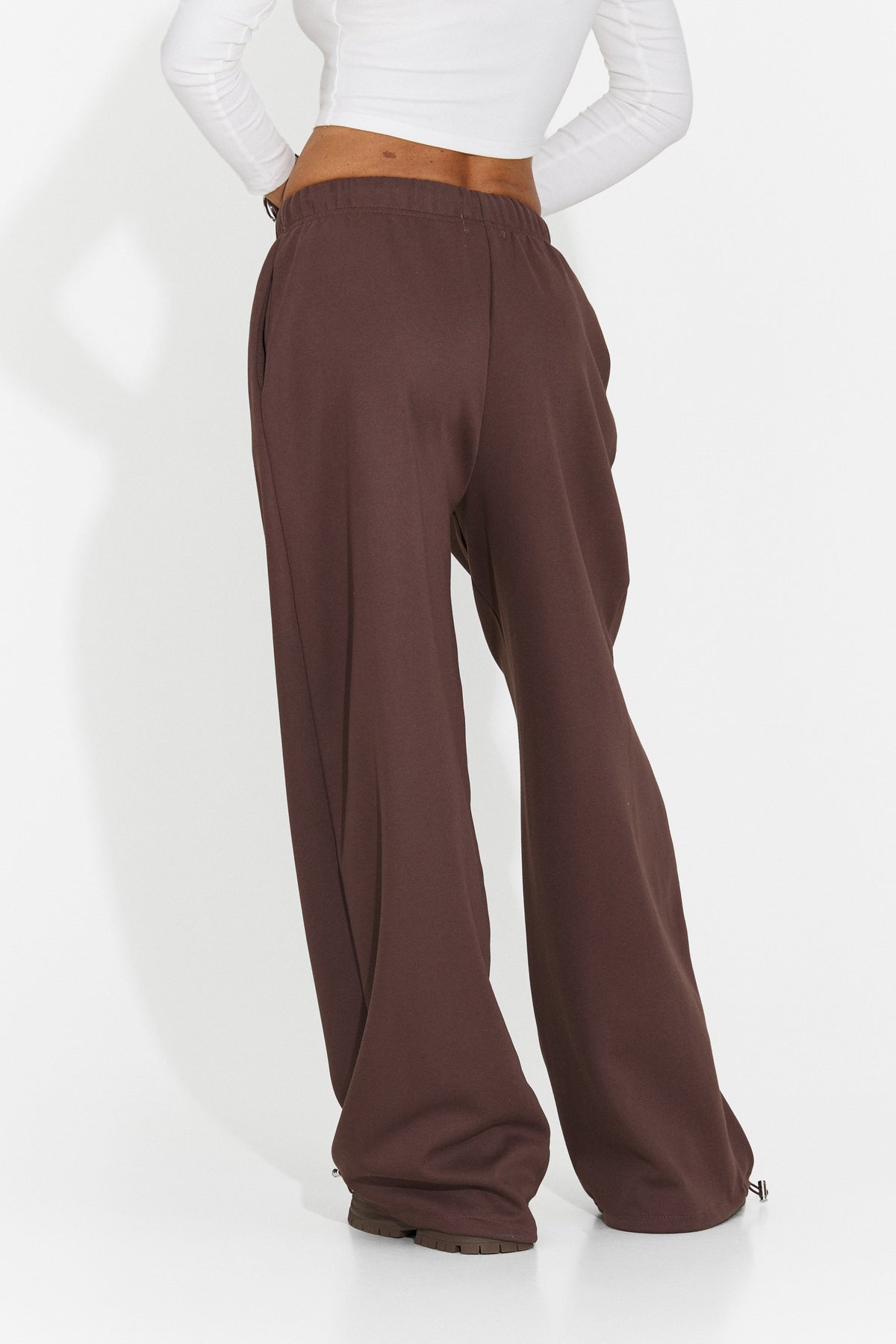 Pantaloni casual maro Valadzora Bogas