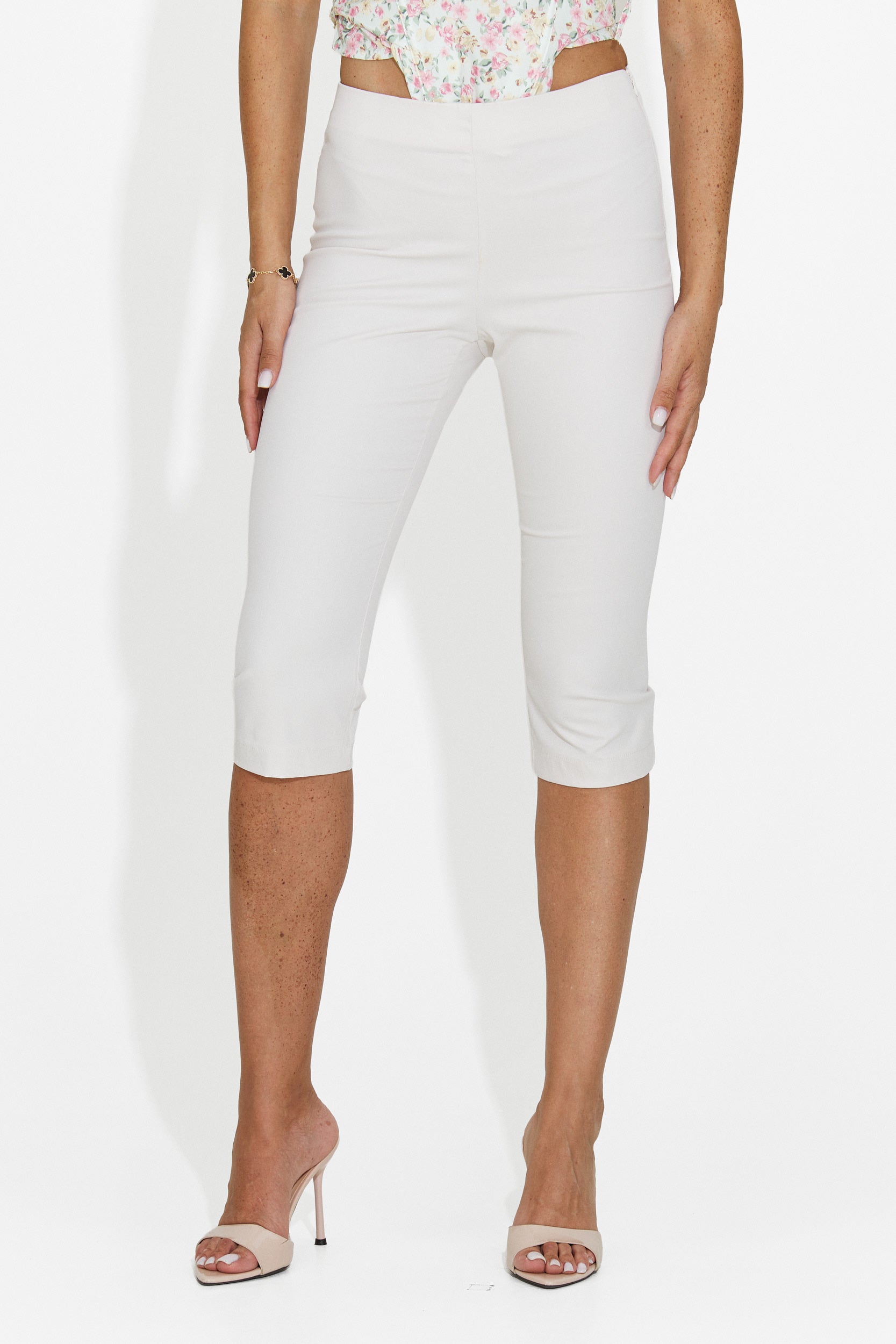 Pantaloni capri da donna beige Aspazia Bogas
