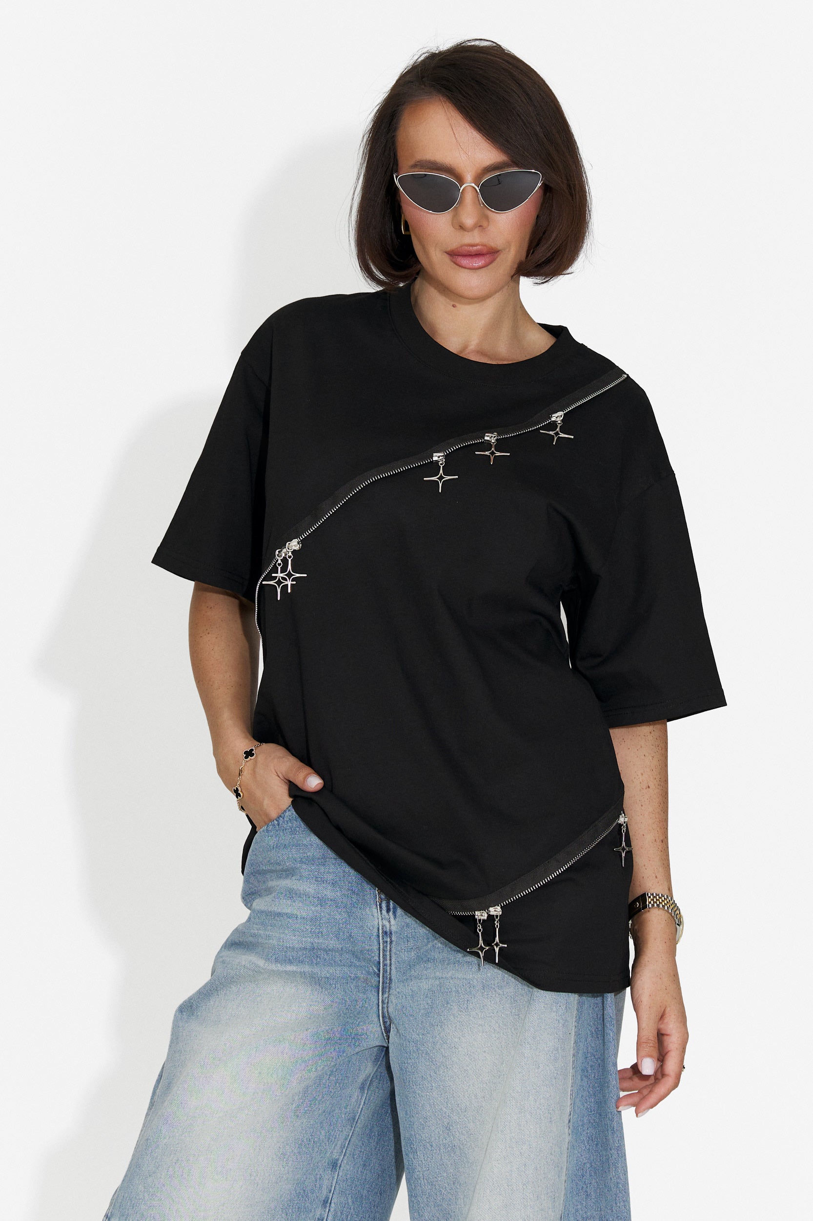Casuale t-shirt nera con ruches per signore di Bogas