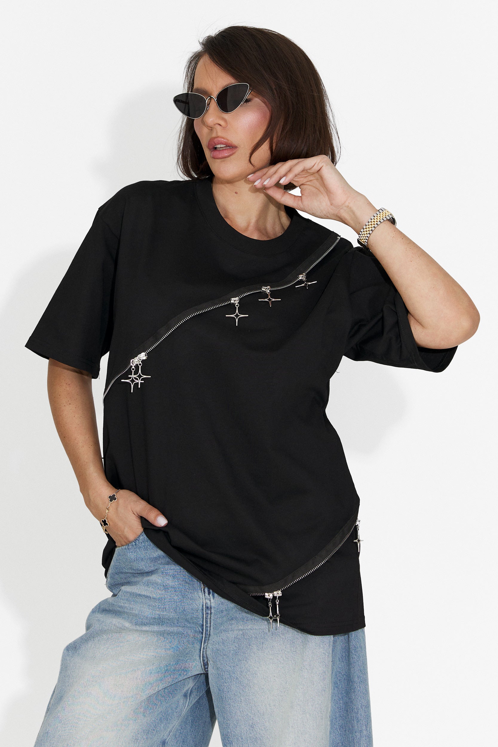 Casuale t-shirt nera con ruches per signore di Bogas