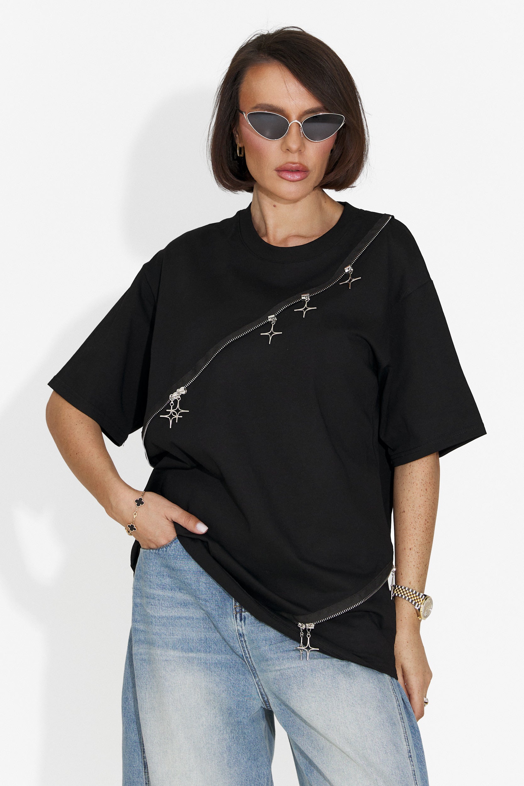 Casuale t-shirt nera con ruches per signore di Bogas