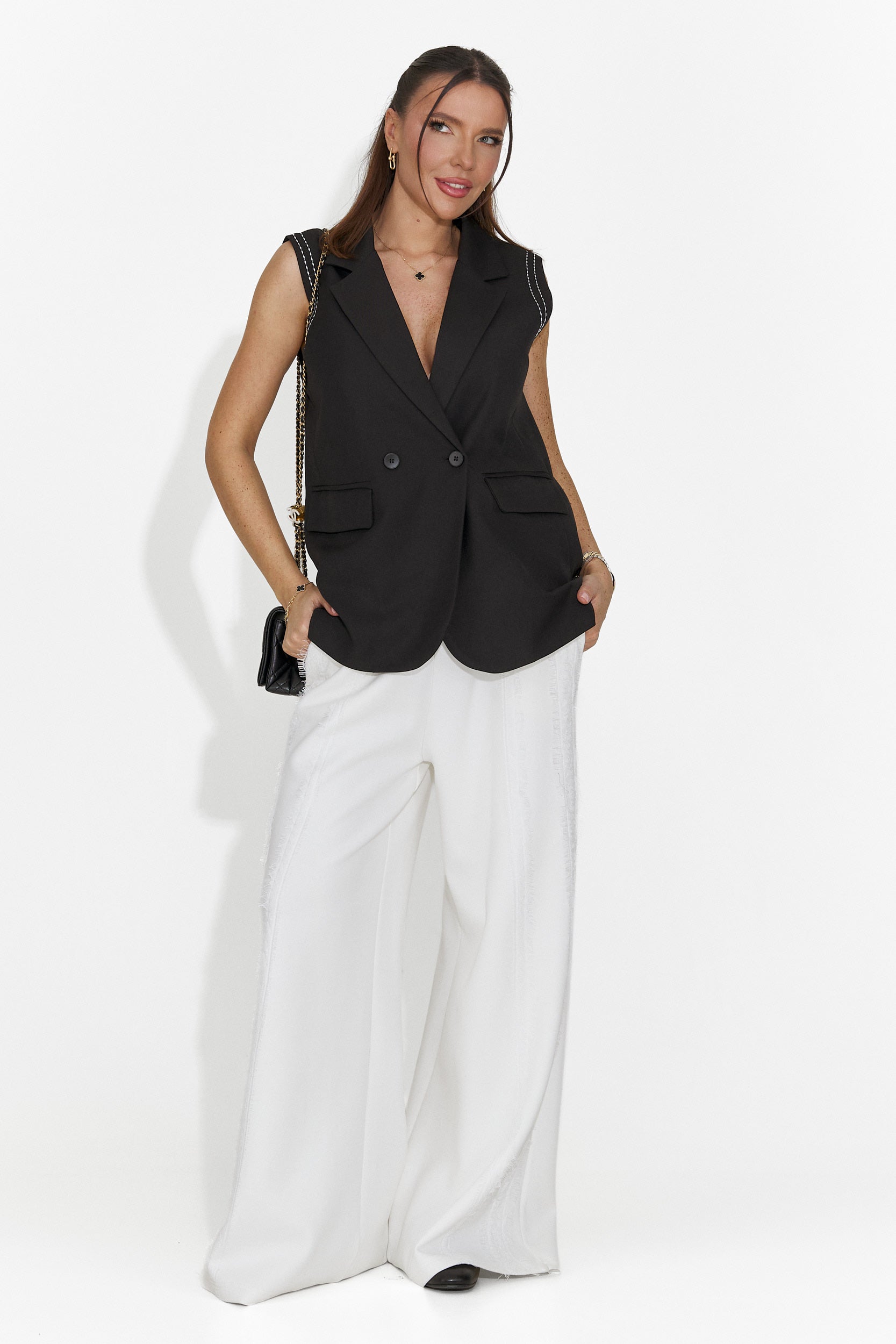 Elegante Gilet Nero da Donna di Daneta Bogas