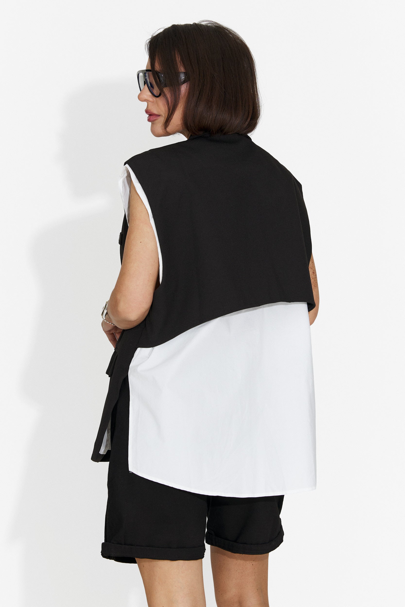Elegante Gilet Nero da Donna di Danya Bogas