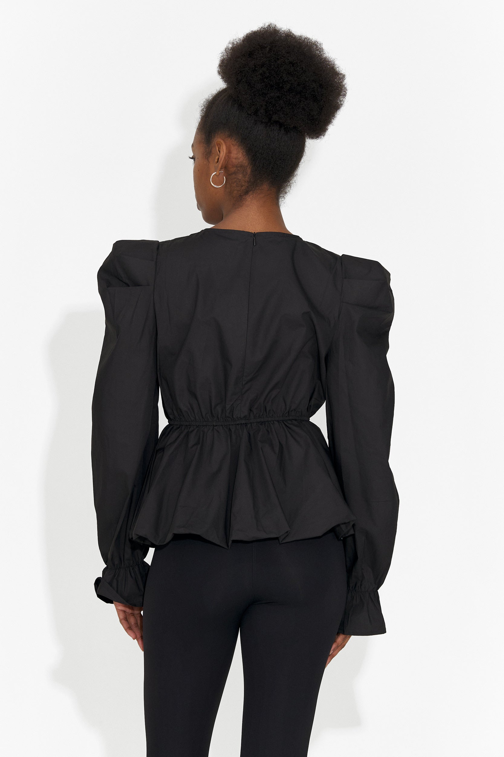 Elegante Camicetta Nera da Donna di Lindalia Bogas