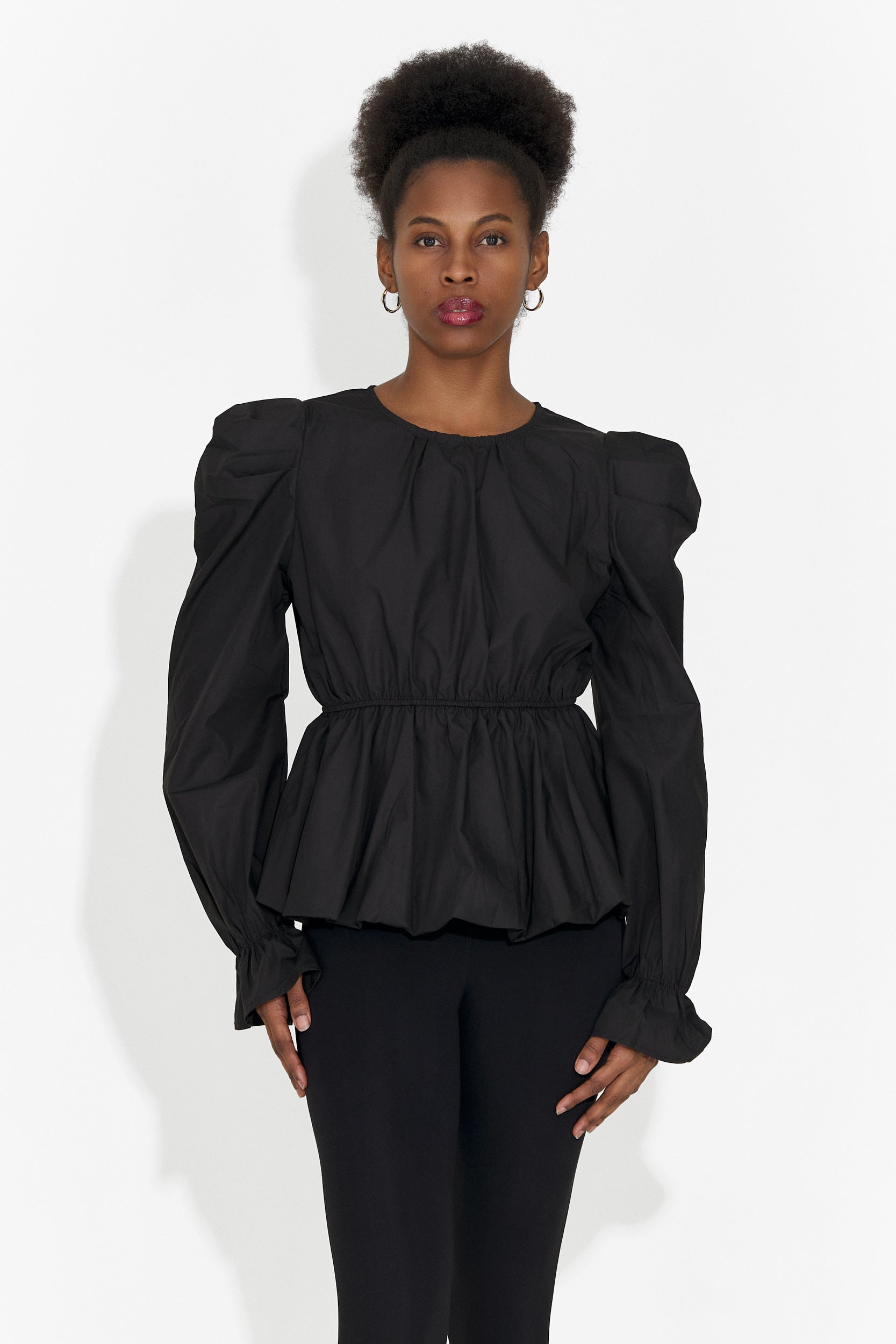 Elegante Camicetta Nera da Donna di Lindalia Bogas