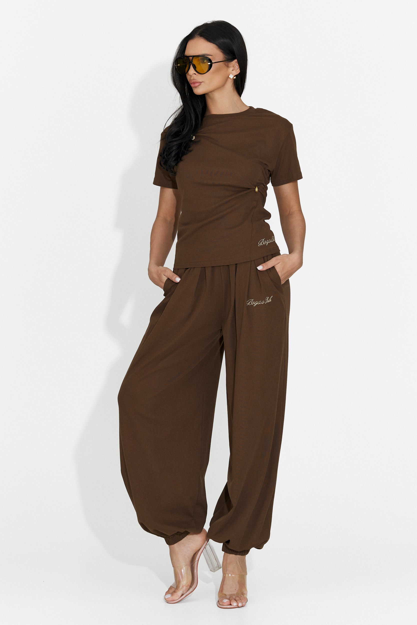 Tailleur da donna di Leah Bogas con pantaloni marroni