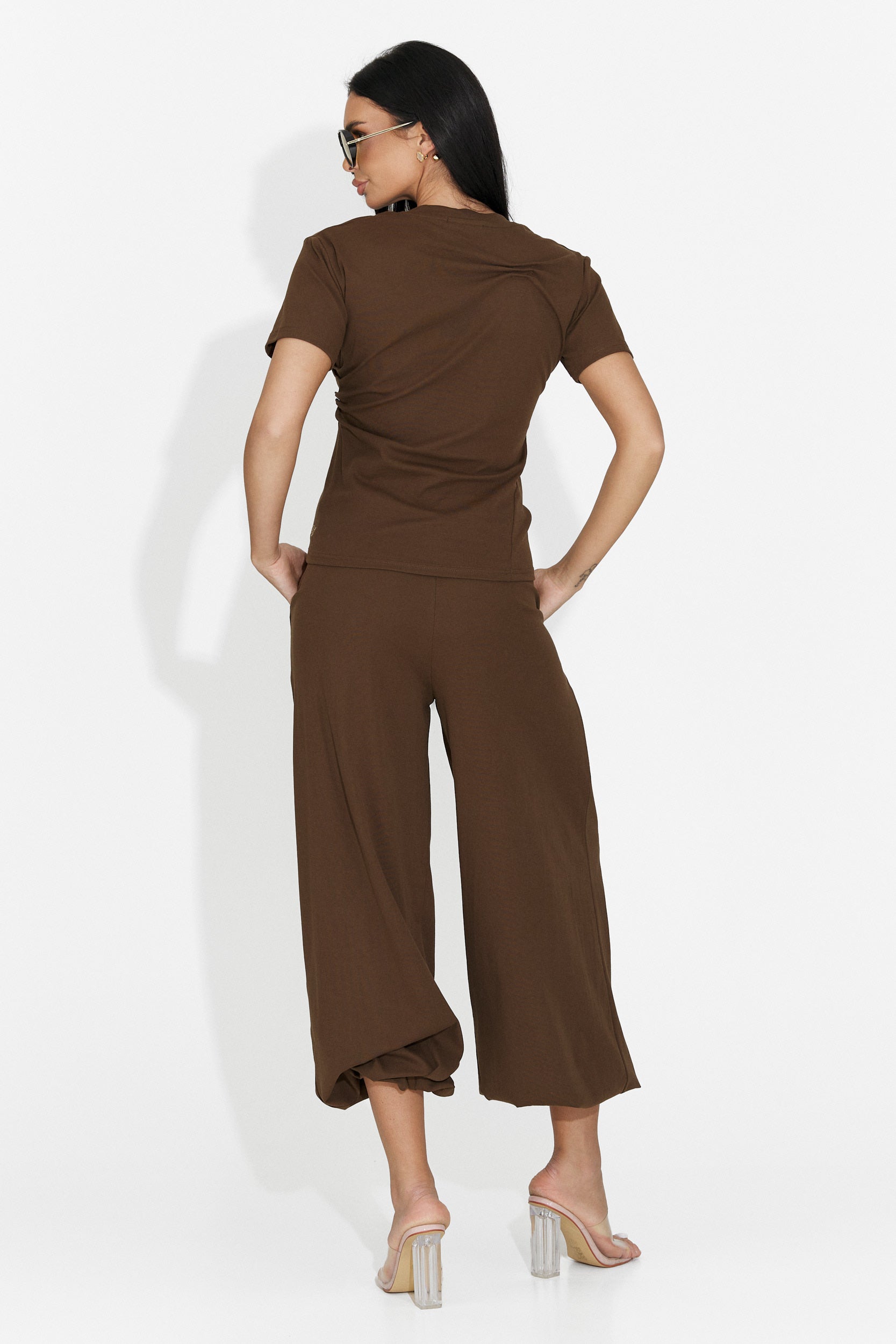 Tailleur da donna di Leah Bogas con pantaloni marroni