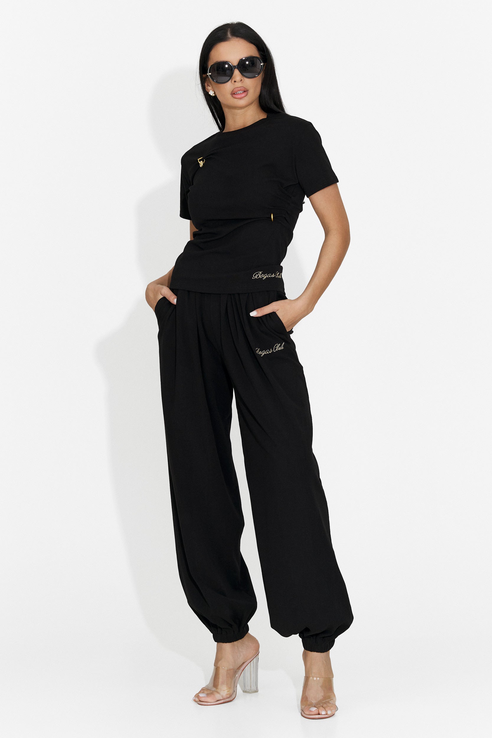 Tailleur da donna di Leah Bogas con pantaloni neri