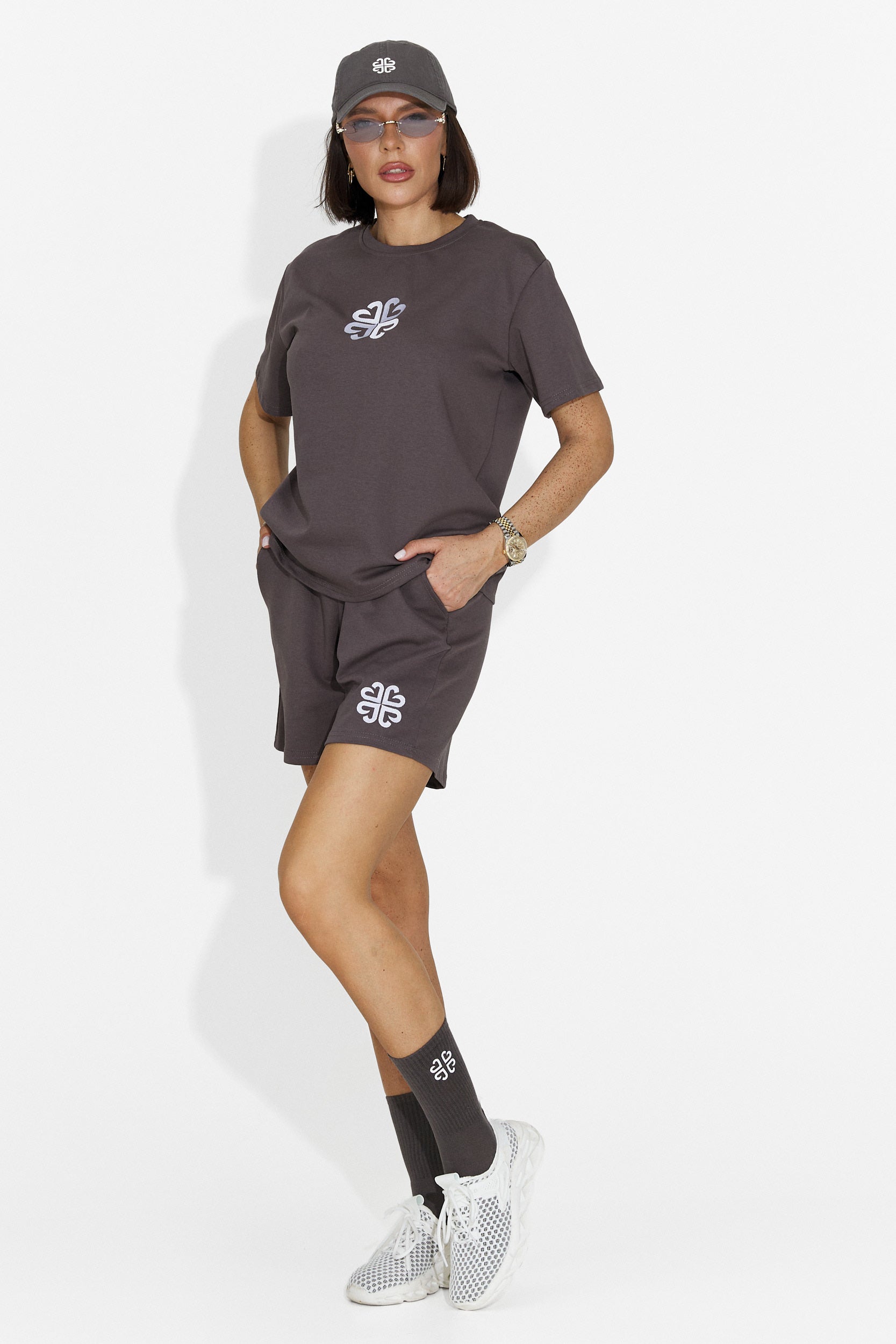 Set da donna Alesanda Bogas con pantaloncini grigi