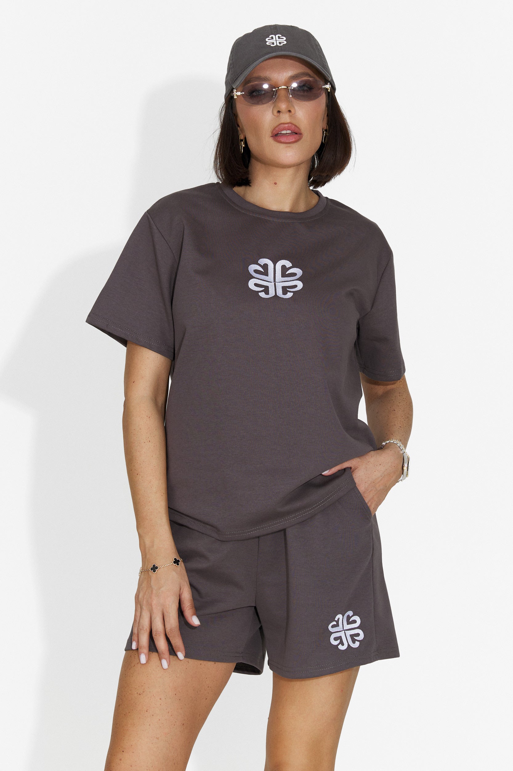 Set da donna Alesanda Bogas con pantaloncini grigi