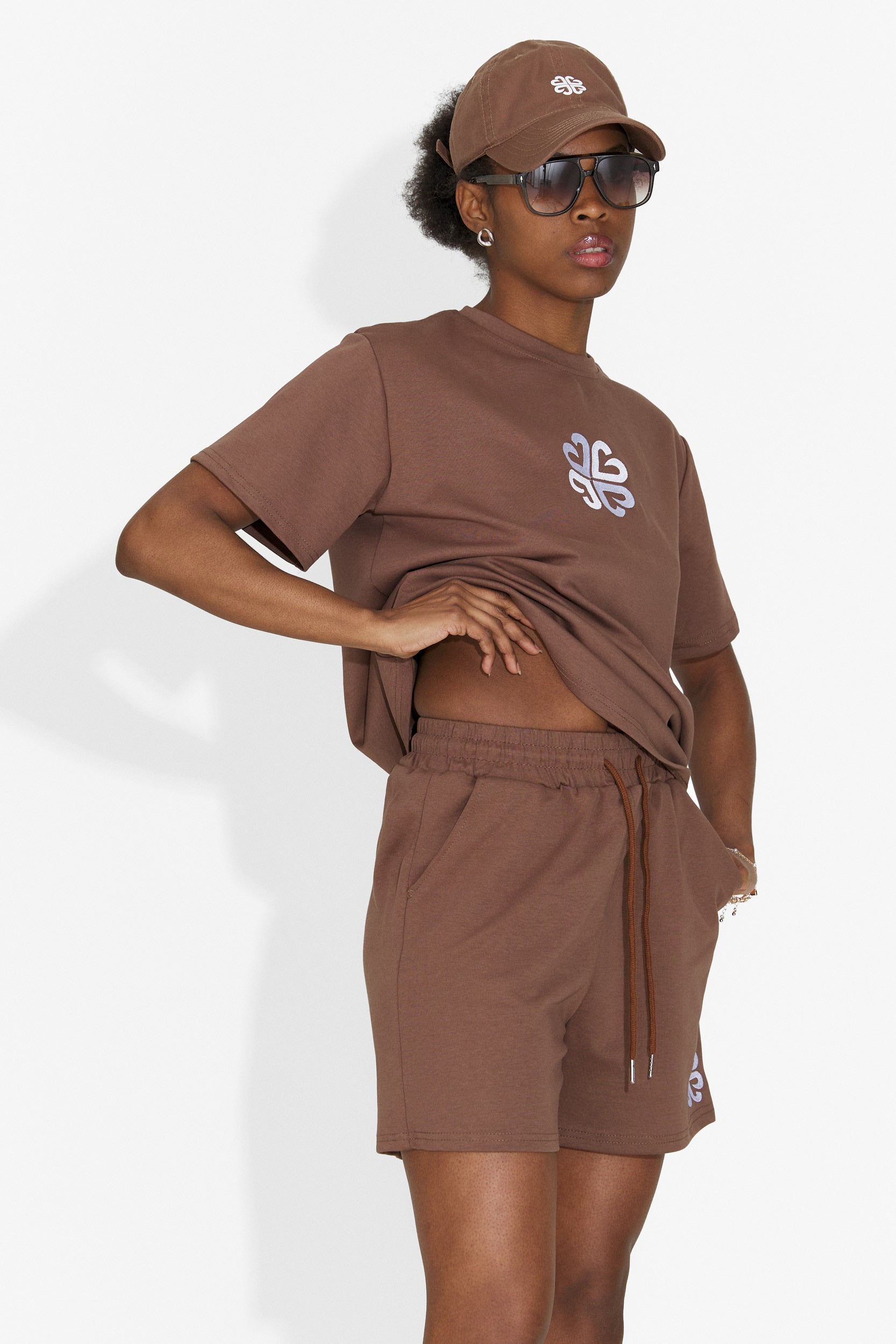 Compleu dama cu pantaloni scurti maro Alesanda Bogas