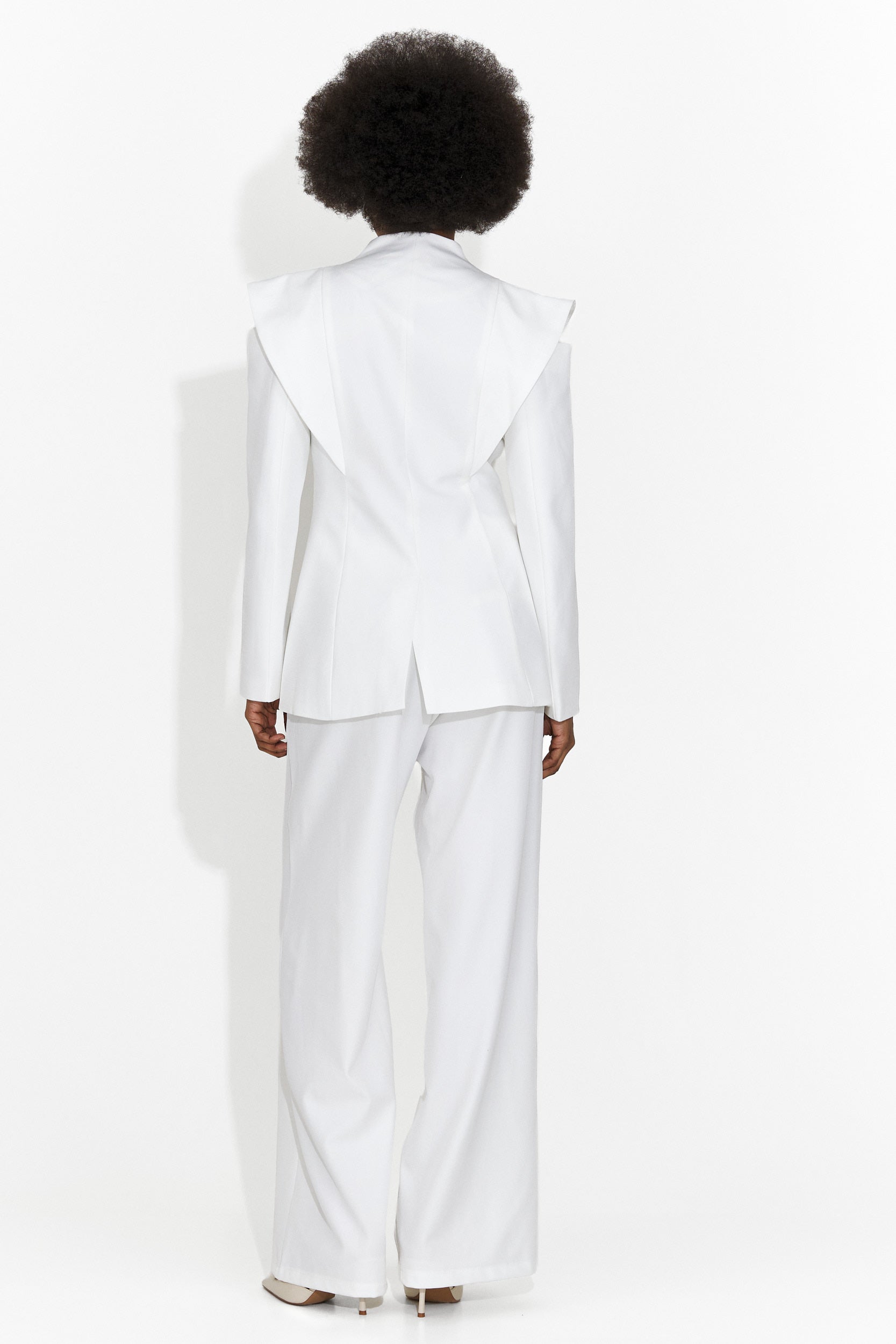 Elegante Completo Bianco da Donna di Latefa Bogas