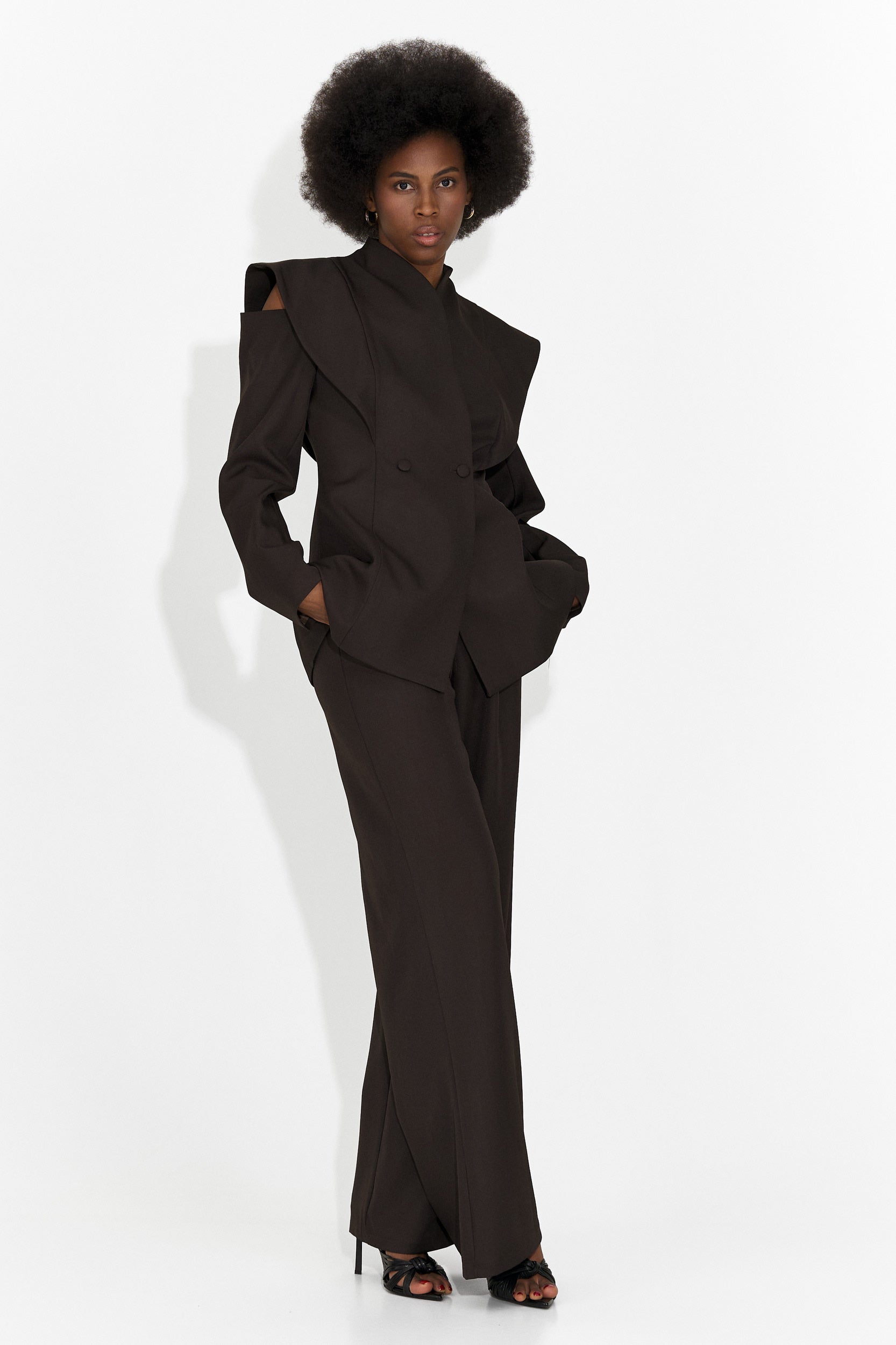 Elegante tailleur marrone da donna di Latefa Bogas