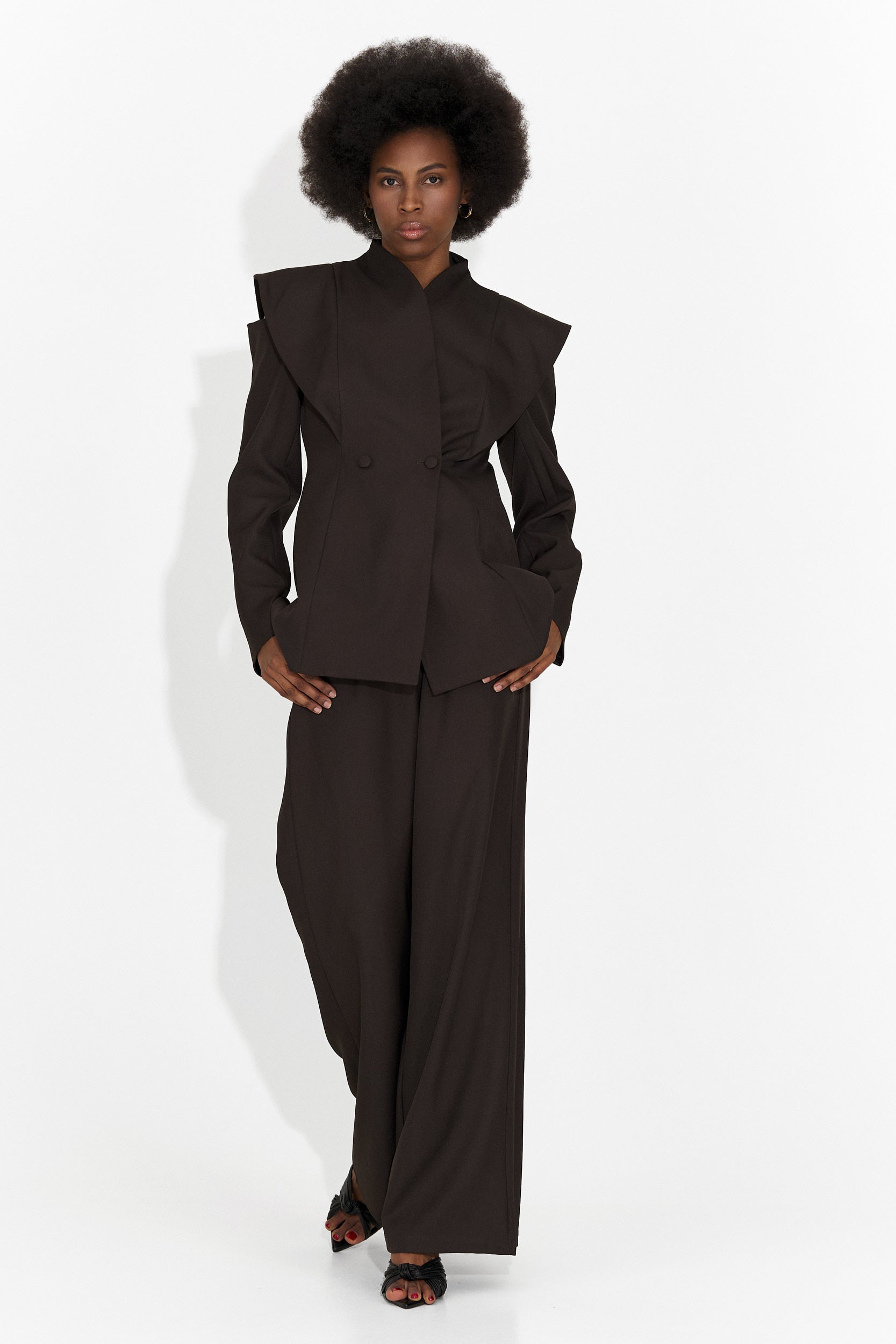 Elegante tailleur marrone da donna di Latefa Bogas