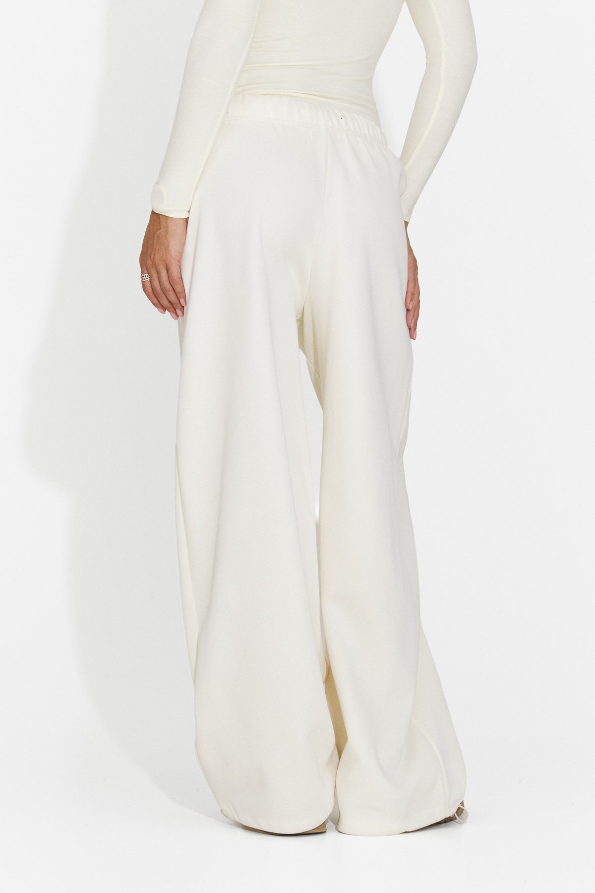Pantaloni casual crem Valadzora Bogas