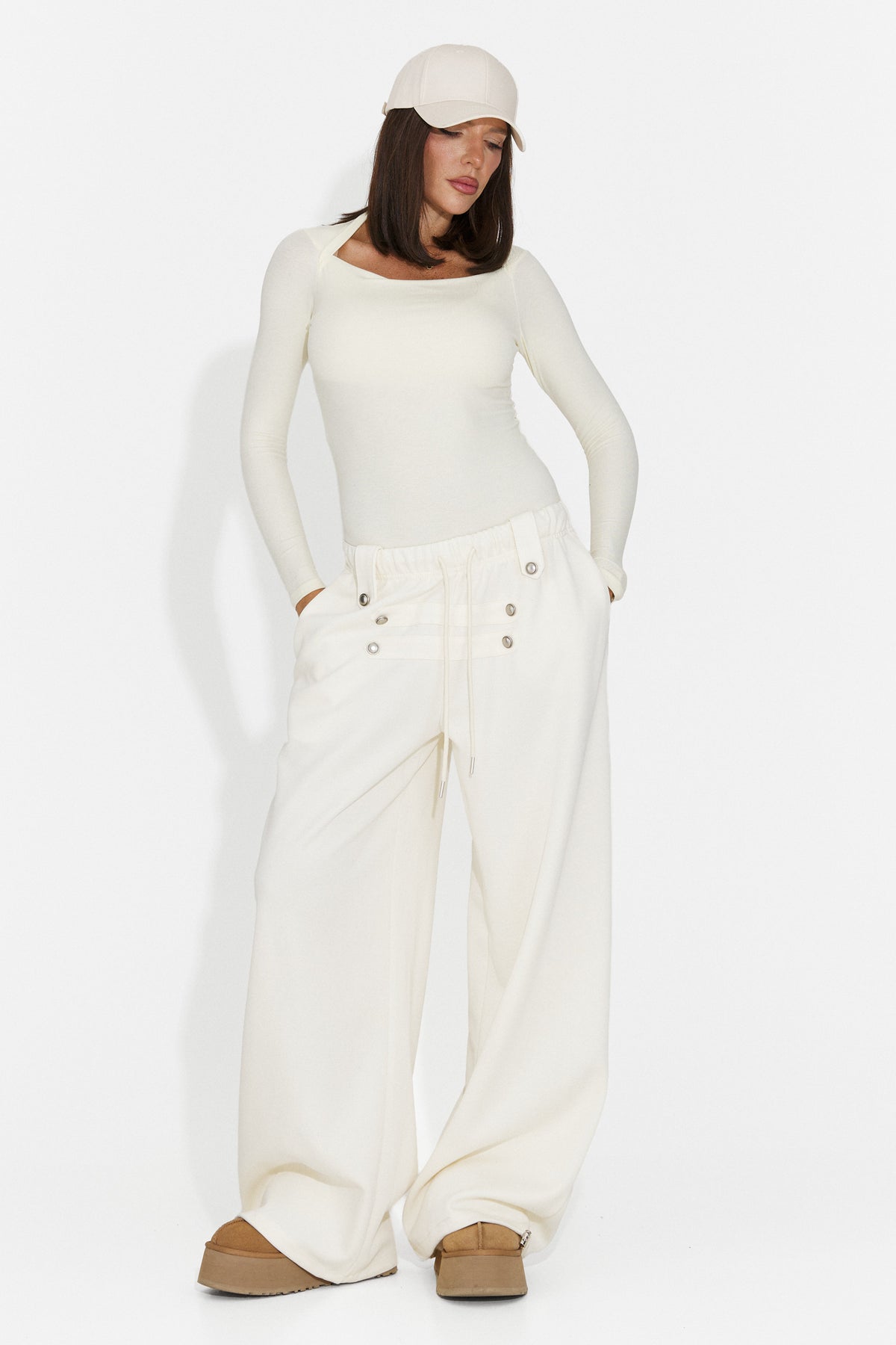 Pantaloni casual crem Valadzora Bogas